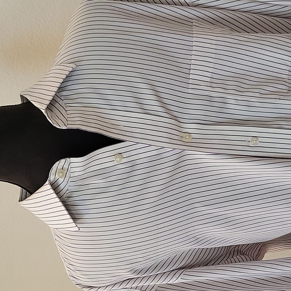 Jos. A. Bank Men's button up long sleeve shirt. Size 17 1/2 - 34